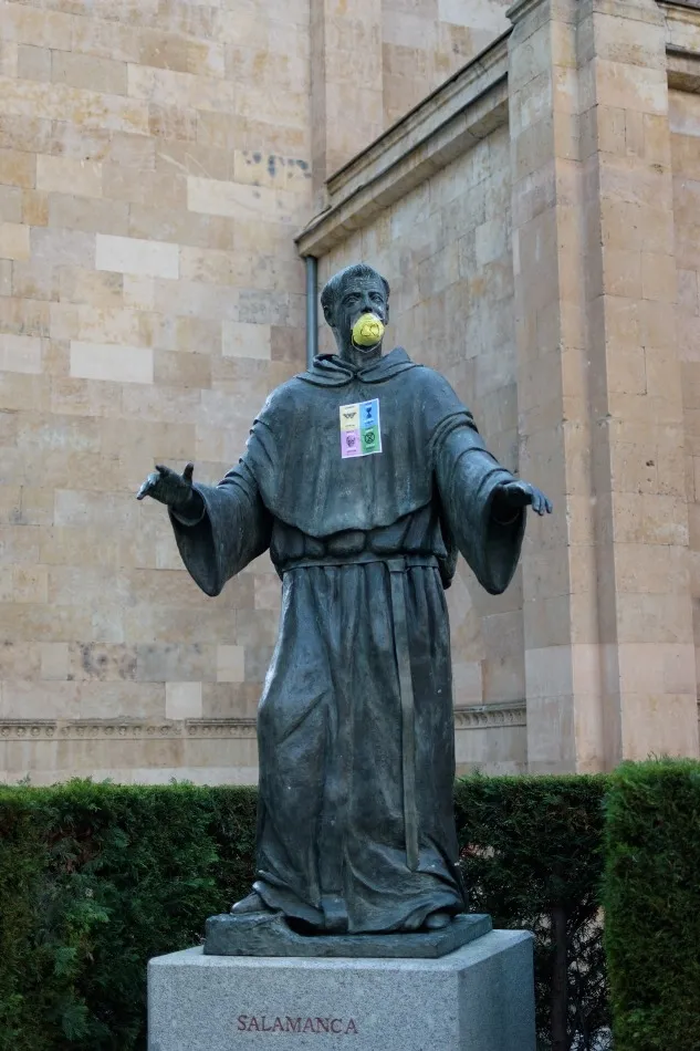 Foto 6 - Mascarillas en las estatuas de Salamanca para reivindicar la lucha contra el cambio clim&aacute;tico
