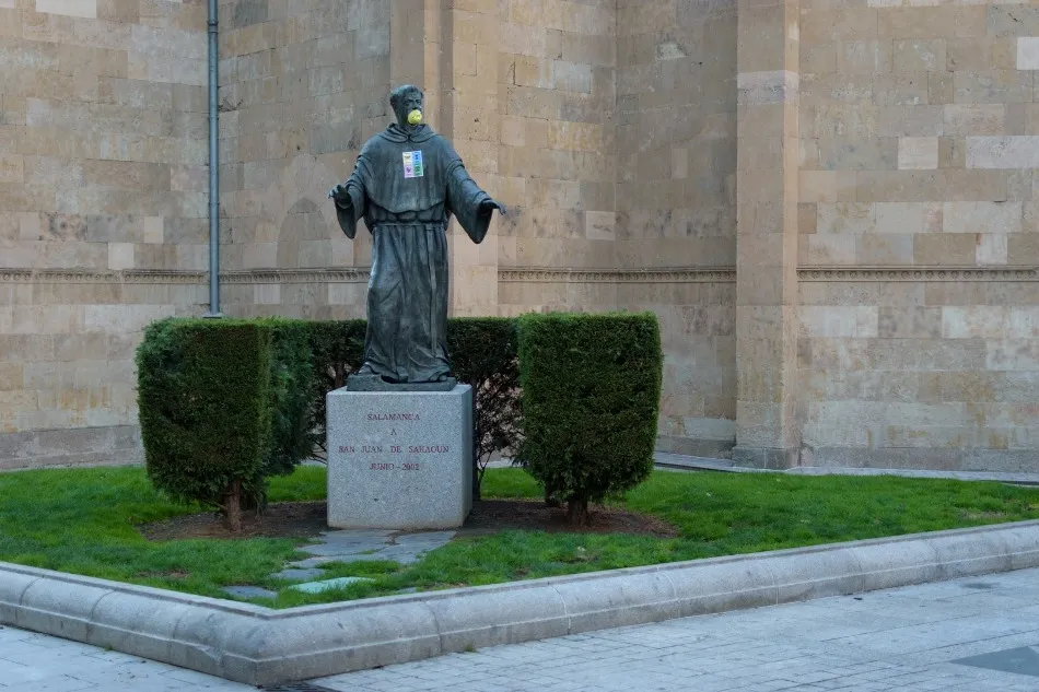 Foto 5 - Mascarillas en las estatuas de Salamanca para reivindicar la lucha contra el cambio clim&aacute;tico
