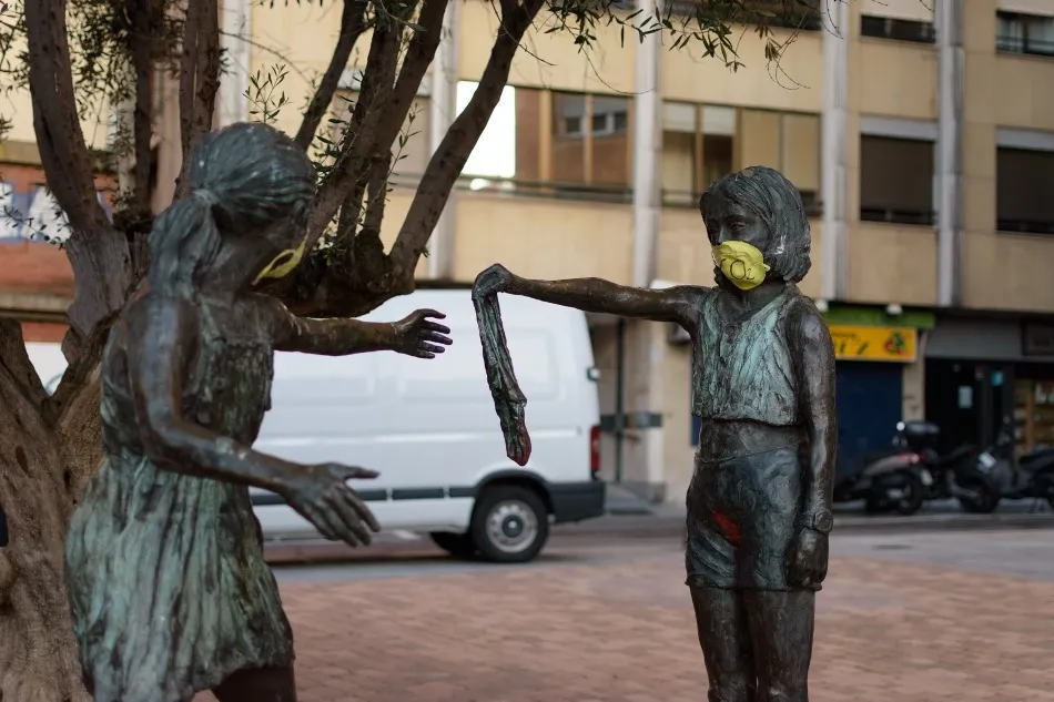 Foto 4 - Mascarillas en las estatuas de Salamanca para reivindicar la lucha contra el cambio clim&aacute;tico