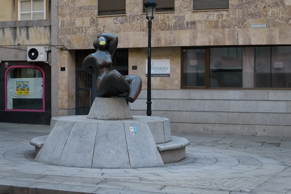 Foto 3 - Mascarillas en las estatuas de Salamanca para reivindicar la lucha contra el cambio clim&aacute;tico