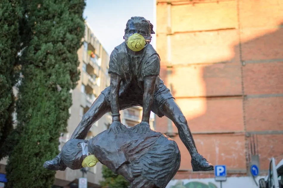 Foto 2 - Mascarillas en las estatuas de Salamanca para reivindicar la lucha contra el cambio clim&aacute;tico