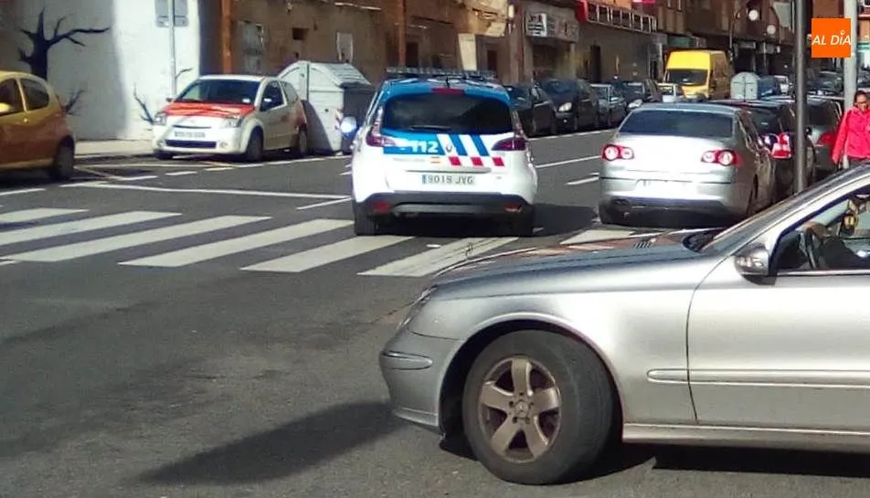 Foto 3 - La Polic&iacute;a Local interviene para resolver una discusi&oacute;n entre conductores en Pizarrales
