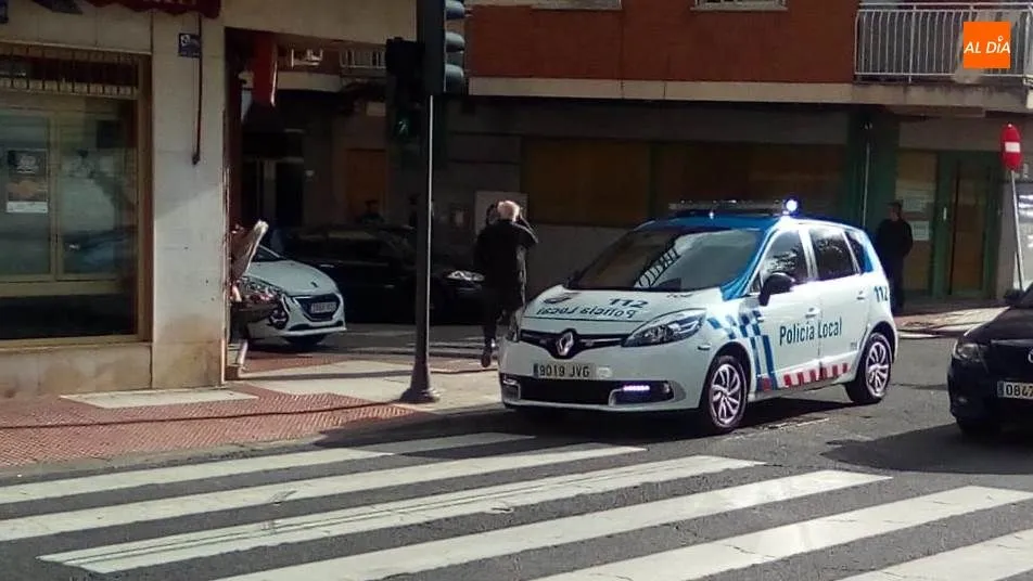 Foto 2 - La Polic&iacute;a Local interviene para resolver una discusi&oacute;n entre conductores en Pizarrales