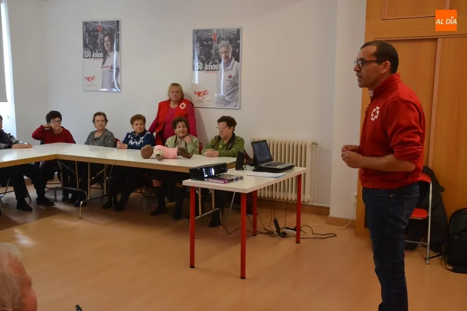 Cruz Roja explica a los mayores mirobrigenses cómo actuar ante un atragantamiento  