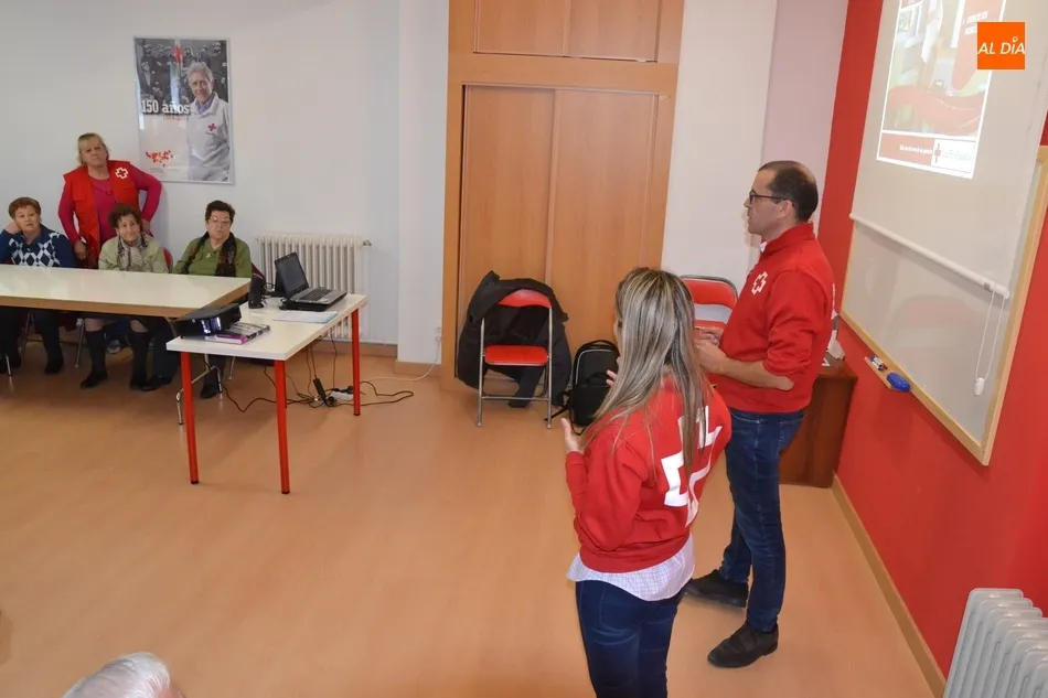 Foto 8 - Cruz Roja explica a los mayores mirobrigenses c&oacute;mo actuar ante un atragantamiento  