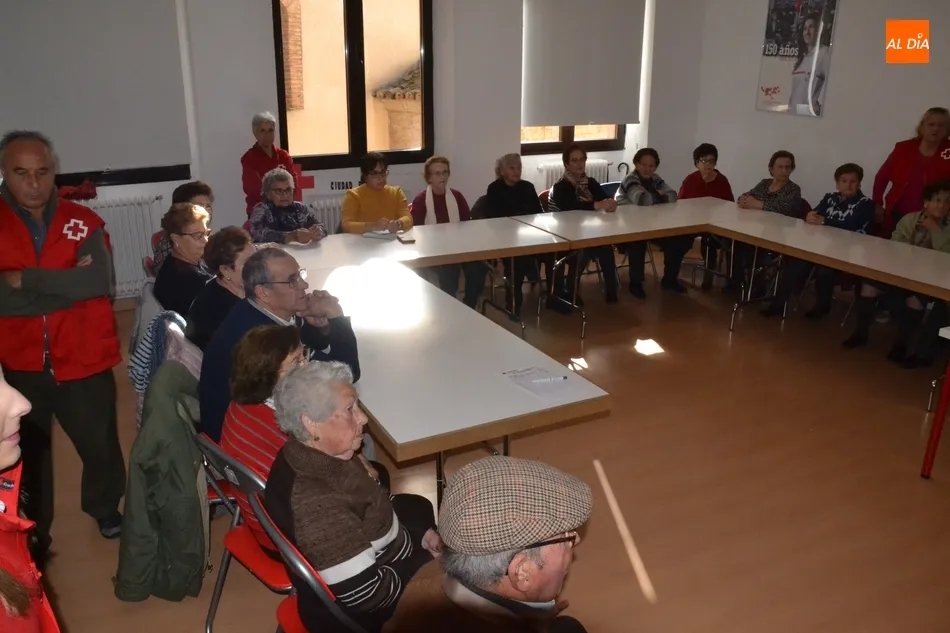 Foto 4 - Cruz Roja explica a los mayores mirobrigenses c&oacute;mo actuar ante un atragantamiento  