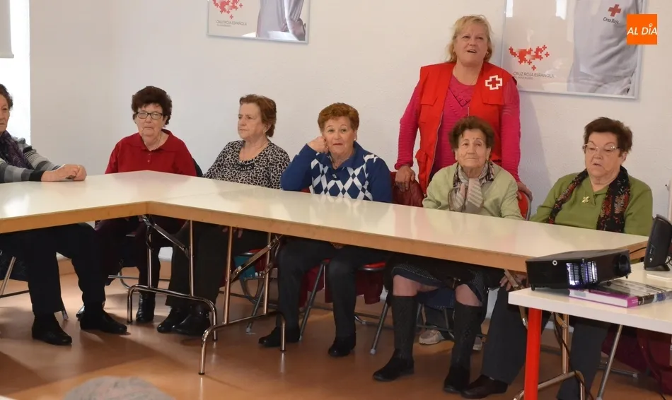 Foto 7 - Cruz Roja explica a los mayores mirobrigenses c&oacute;mo actuar ante un atragantamiento  