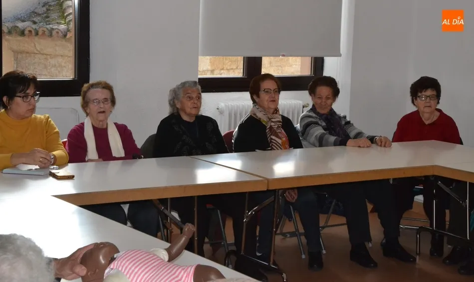 Foto 3 - Cruz Roja explica a los mayores mirobrigenses c&oacute;mo actuar ante un atragantamiento  
