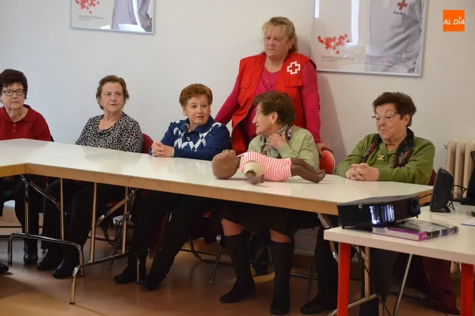 Foto 2 - Cruz Roja explica a los mayores mirobrigenses c&oacute;mo actuar ante un atragantamiento  