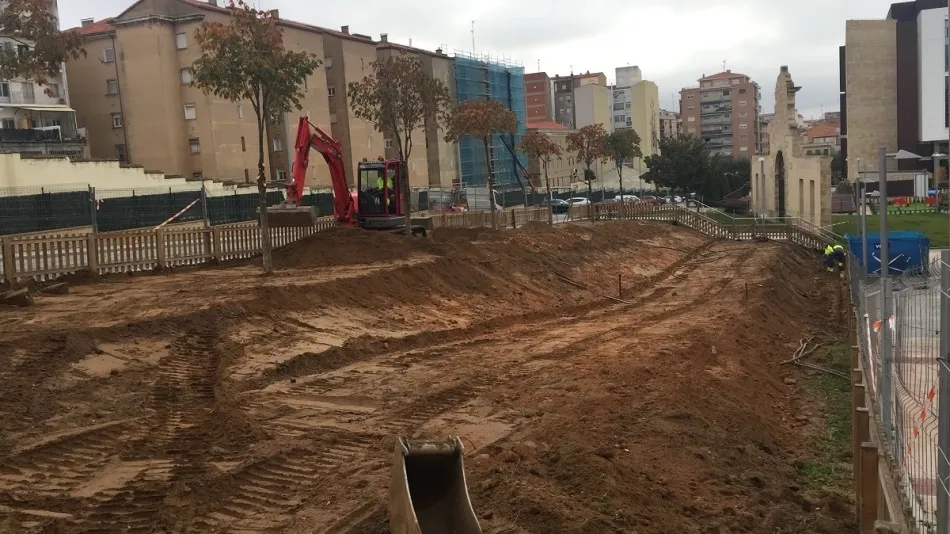 Acondicionamiento de la nueva zona de perros en la plaza de la Concordia
