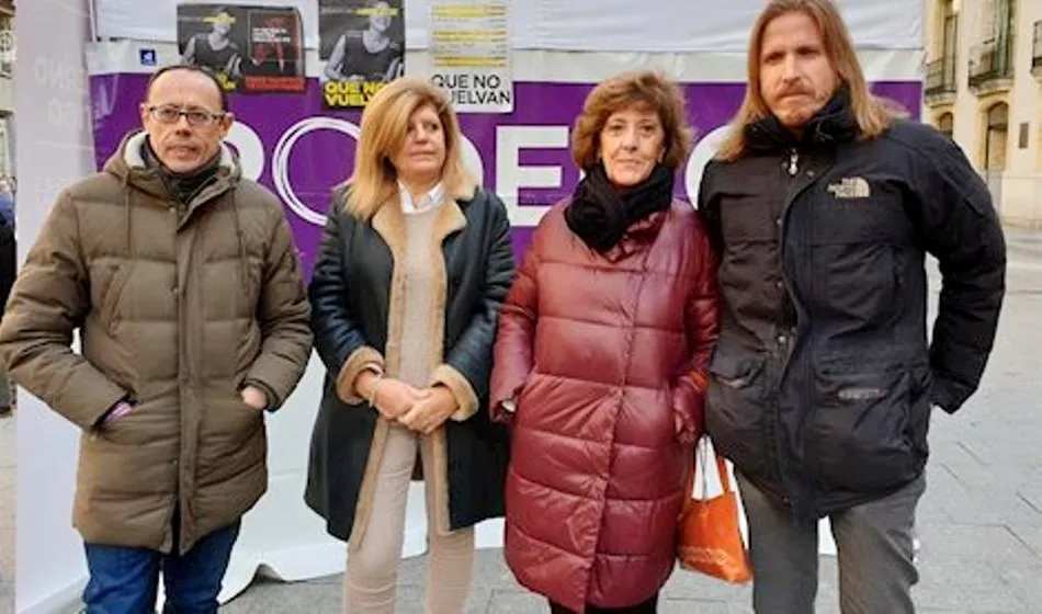 El secretario general de Podemos Castilla y León, Pablo Fernández, a la derecha, junto a la candidata al Congreso por esta formación en Salamanca, Isabel Muñoz