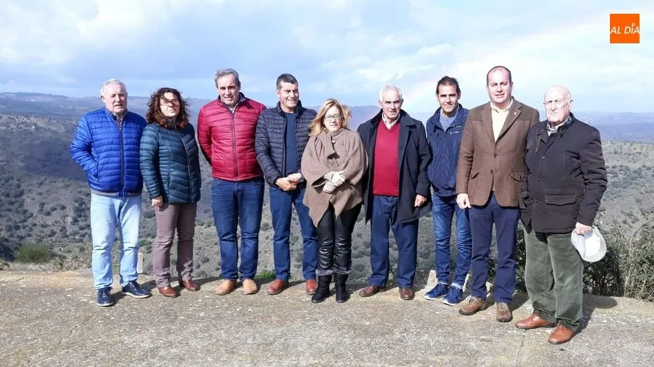 Autoridades municipales y secretarios participantes en el acto