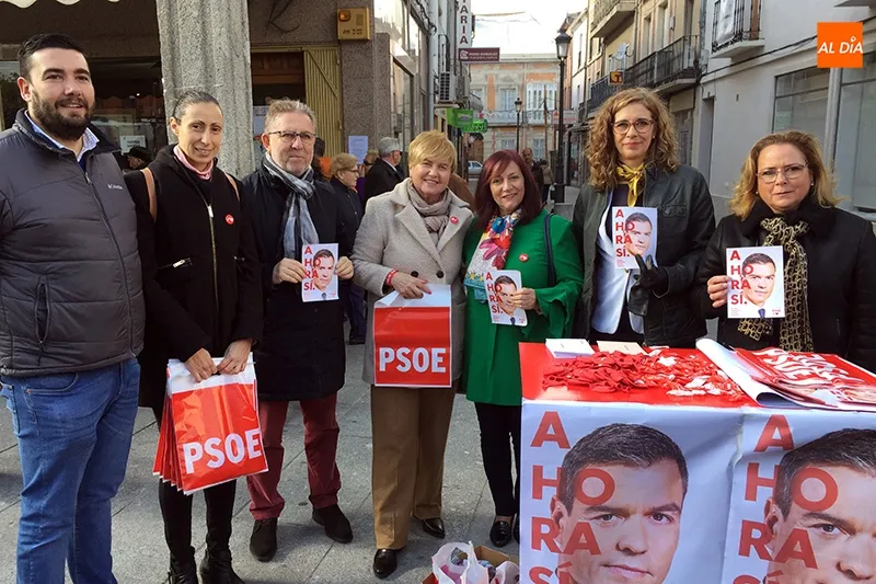 El PSOE acerca sus propuestas electorales para el 10-N en su visita al mercadillo