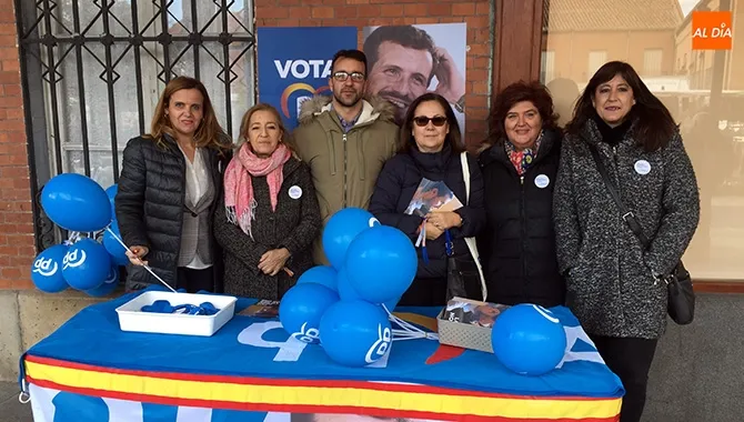 El PP presenta sus propuestas para el 10-N en su paseo por el mercadillo semanal