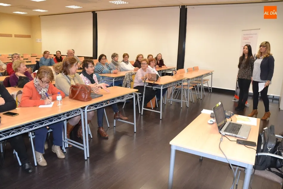 Una treintena de personas inaugura el ciclo de charlas ‘Por ti mism@’  