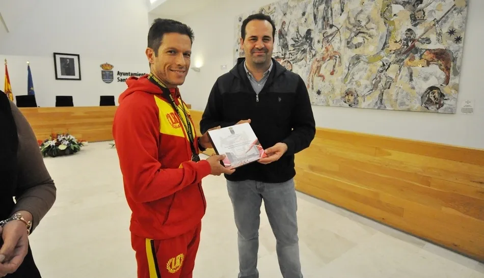 El alcalde de Santa Marta, David Mingo, y Alfonso García Parra tras conseguir la medalla de plata en el mundial de Full Contact veteranos