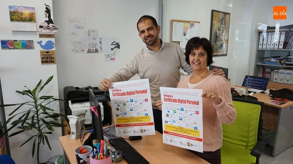 El concejal de Juventud, Carlos Arasa, y la técnico de Guijuelo Joven Ana Aveleira