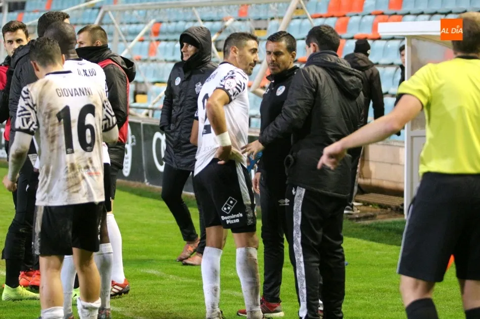 Parte de los jugadores del Salamanca UDS, en el descanso de la prórroga