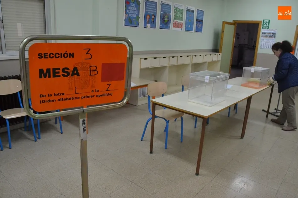 Foto 7 - Listas y dispuestas las 20 mesas con 40 urnas donde votar&aacute;n los mirobrigenses el domingo  