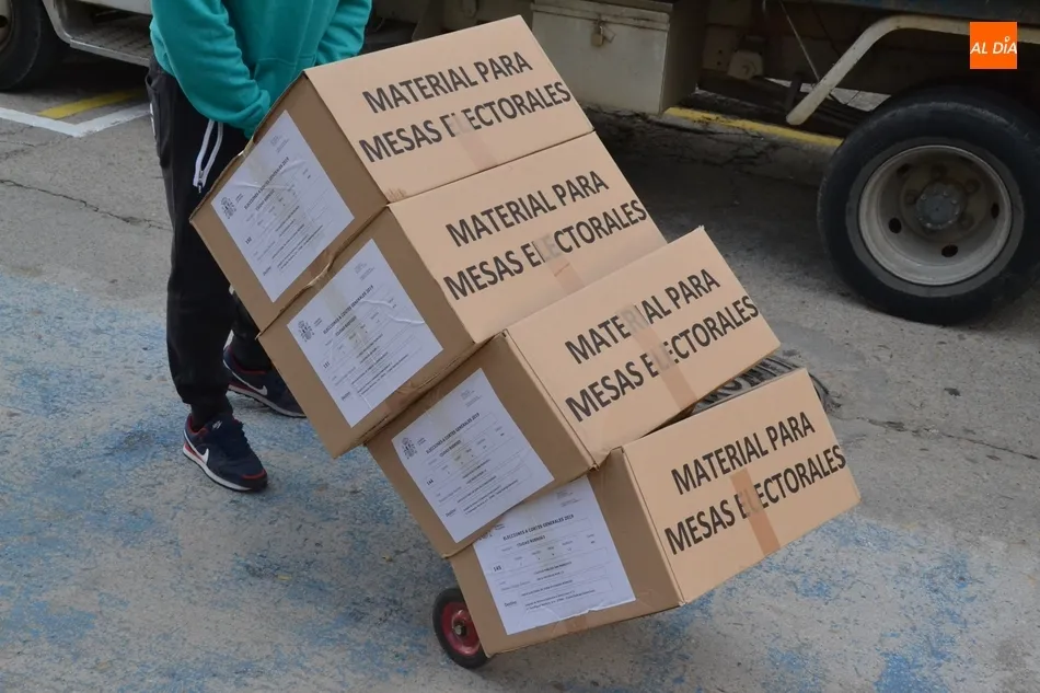 Foto 3 - Listas y dispuestas las 20 mesas con 40 urnas donde votar&aacute;n los mirobrigenses el domingo  