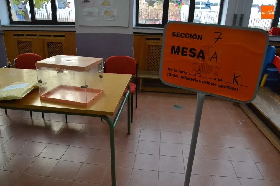 Foto 2 - Listas y dispuestas las 20 mesas con 40 urnas donde votar&aacute;n los mirobrigenses el domingo  