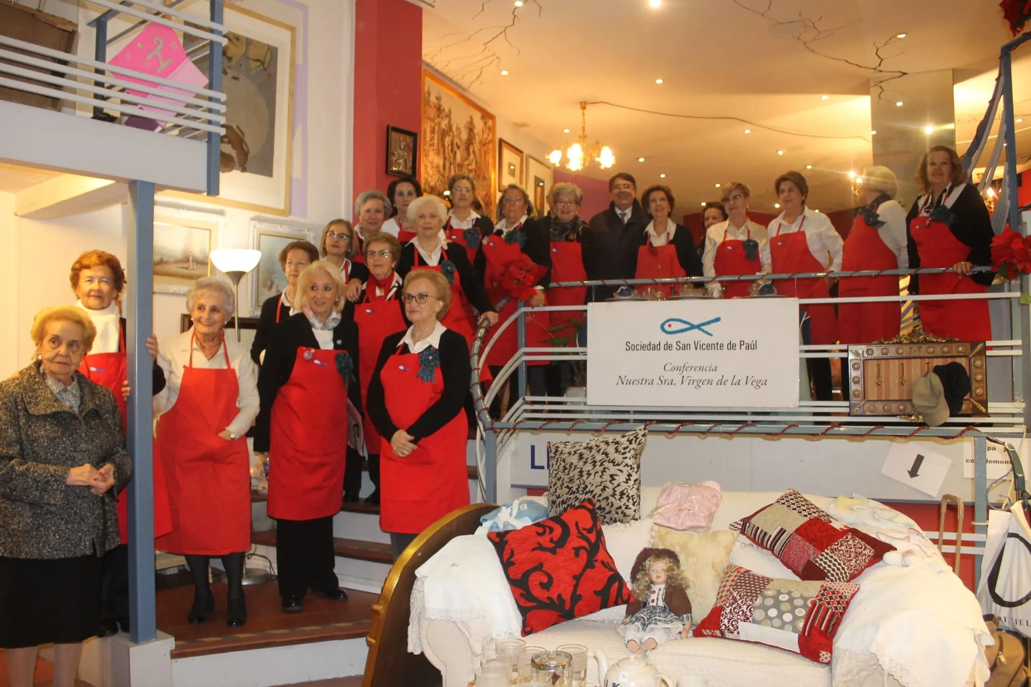 Varias personas posan en el lugar del evento