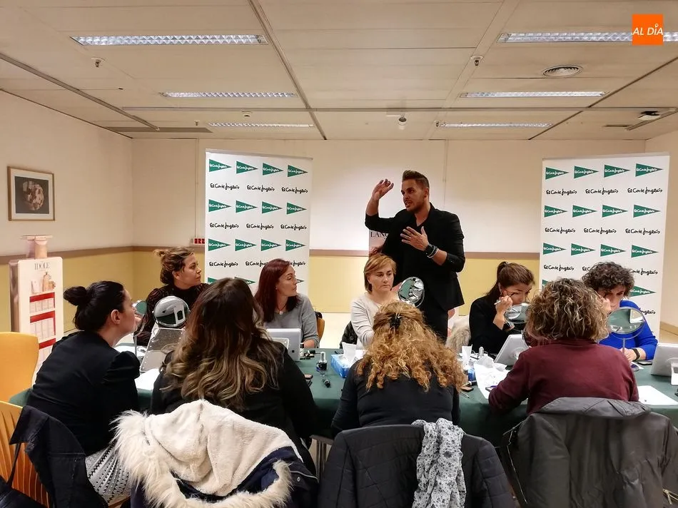 Foto 3 - Numerosos salmantinos conocen los secretos del maquillaje de mano de Mario Marrero