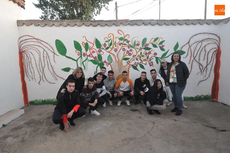 Los jóvenes de Santa Marta han decorado el Área Joven de la localidad