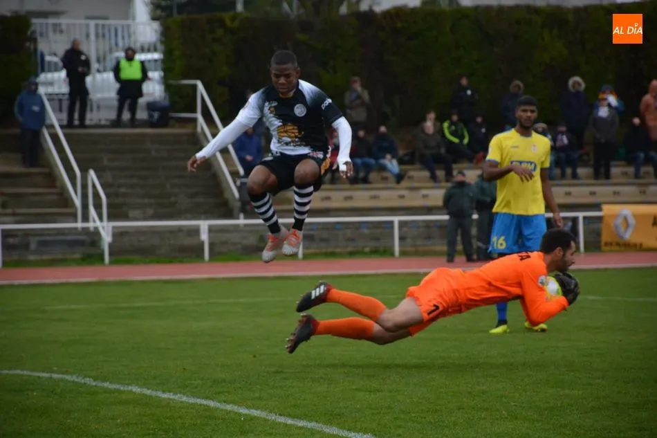 Matthieu salta por encima de Jon / Lydia González