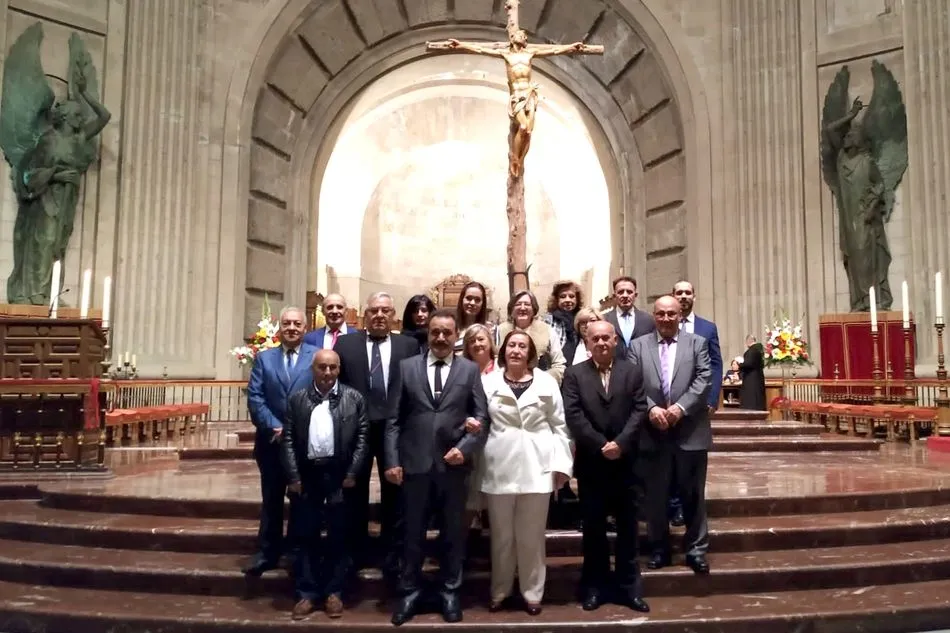 Daniel y María Josefa con sus familiares ante el altar de la basílica del Valle de los Caídos