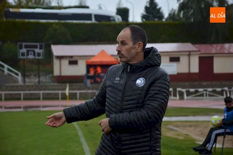 Jabi Luaces en el área técnica durante el partido / Lydia González