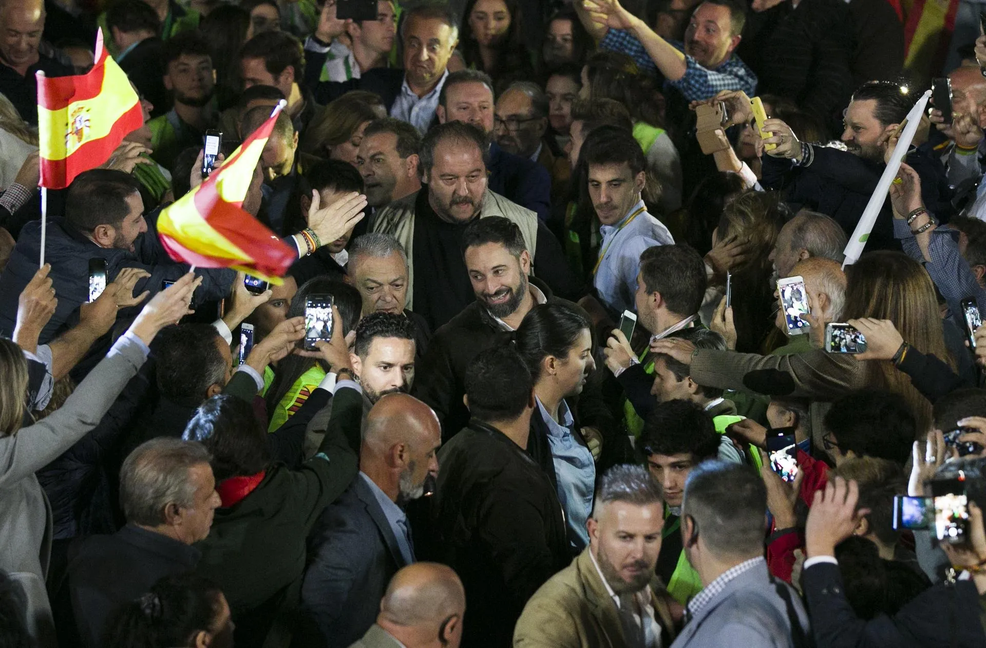 Santiago Abascal, arropado por simpatizantes de Vox / Europa Press