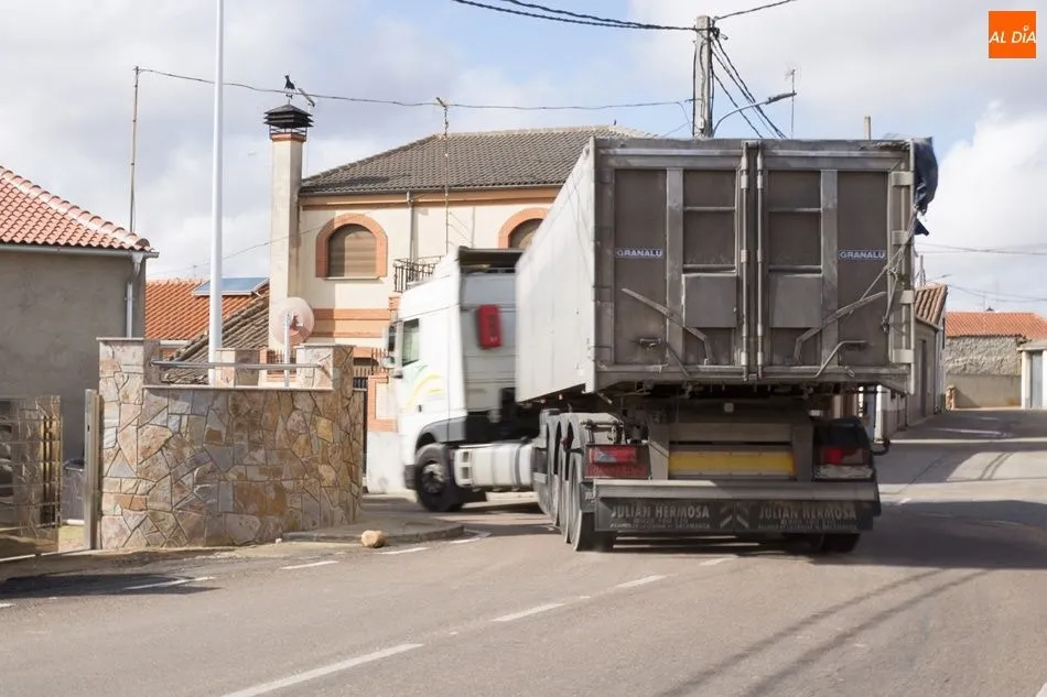Un camión maniobra en la curva más pronunciada de las cuatro que tiene la travesía | Víctor Sánchez