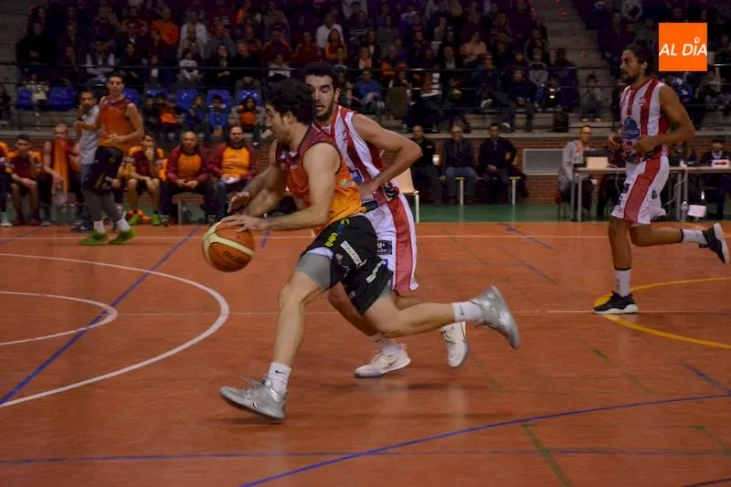 Acción del encuentro entre el Aquimisa Carbajosa y el Baloncesto Gijón / Lydia González