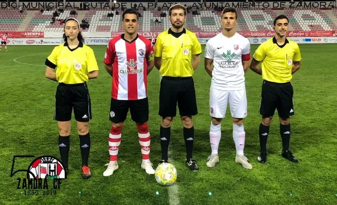 Foto de los capitanes de ambos conjuntos con el equipo arbitral / Zamora CF