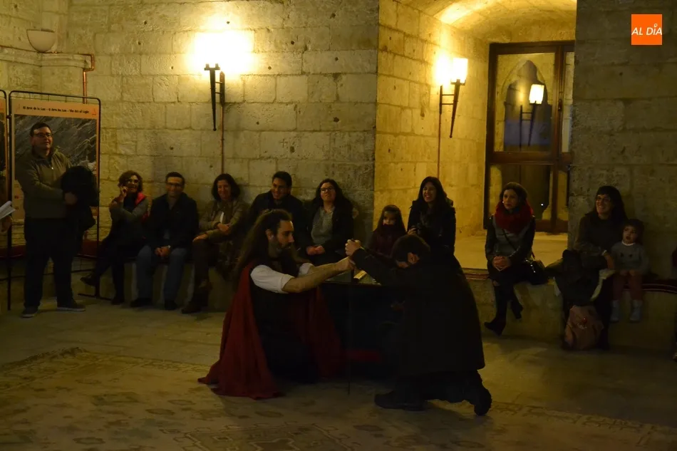 El Parador esquiva la lluvia en una nueva concurrida sesión de sus visitas teatralizadas  