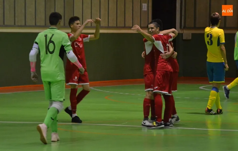 Foto 8 - Victorioso debut del III Juvenil con uno de los finales m&aacute;s rocambolescos que se recuerdan  