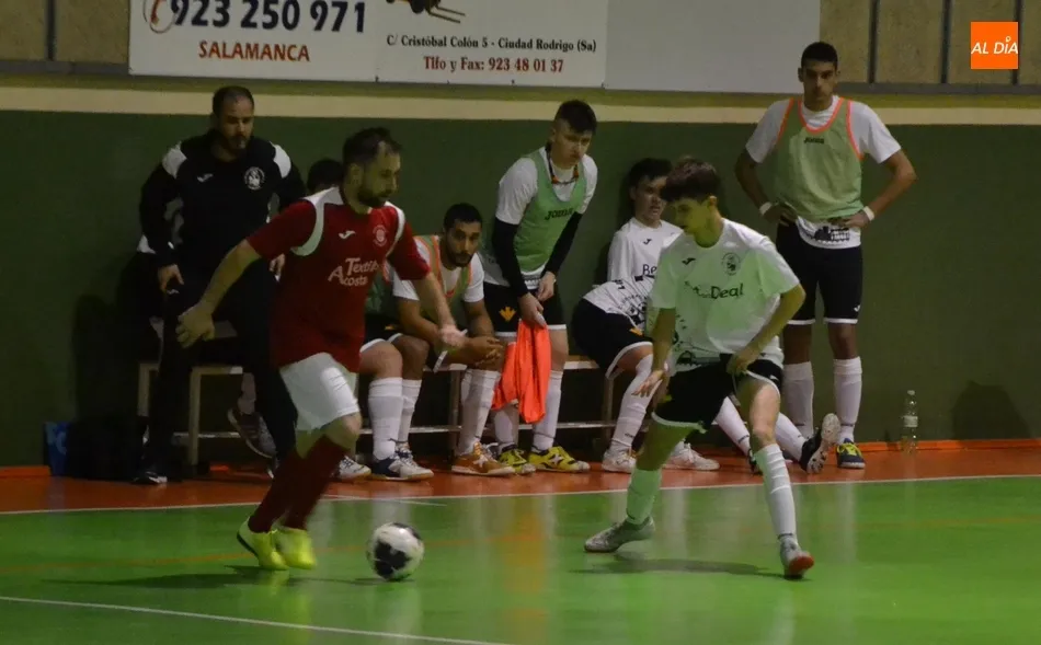 Foto 10 - El portero-jugador condena al III Senior tras ofrecer una gran imagen ante el River Zamora  