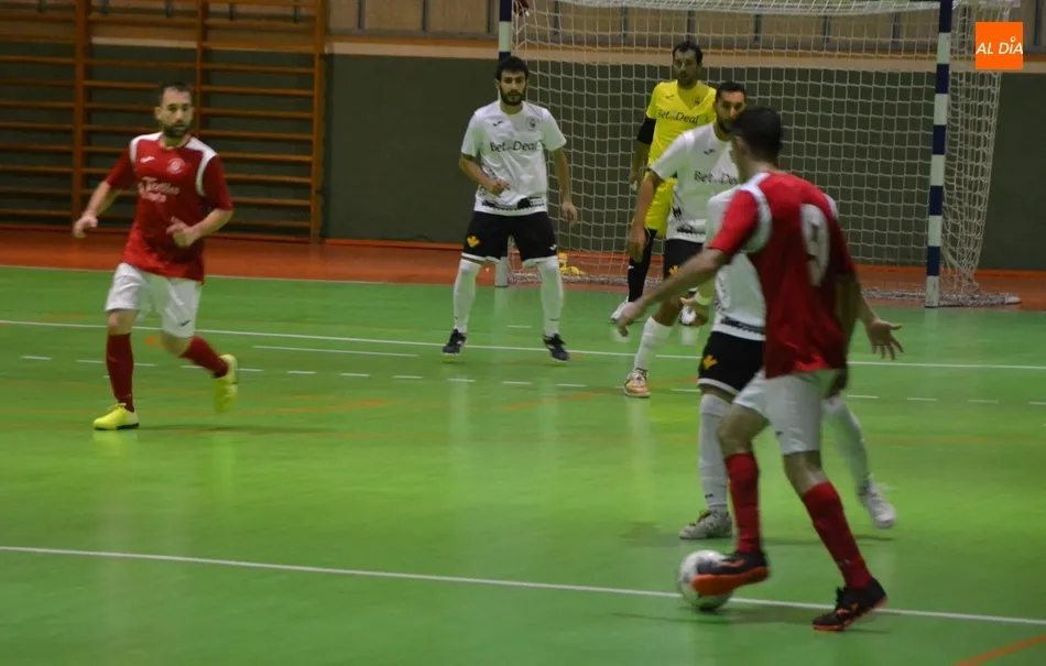Foto 6 - El portero-jugador condena al III Senior tras ofrecer una gran imagen ante el River Zamora  