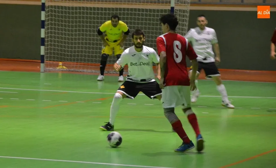 Foto 5 - El portero-jugador condena al III Senior tras ofrecer una gran imagen ante el River Zamora  