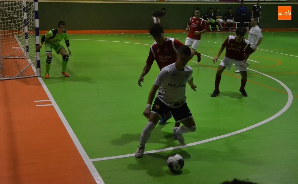 Foto 4 - El portero-jugador condena al III Senior tras ofrecer una gran imagen ante el River Zamora  