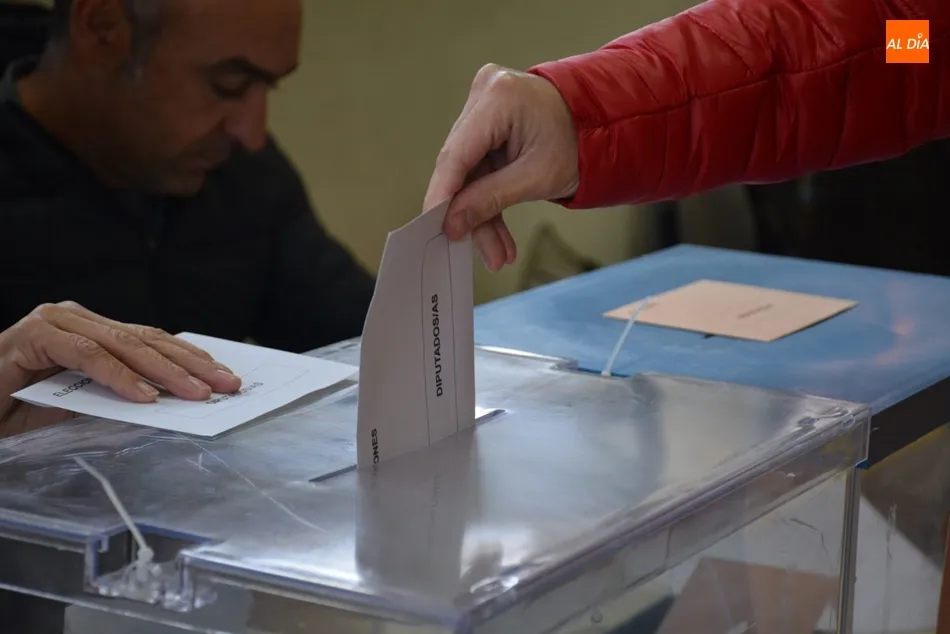 Una mujer deposita su voto en la jornada electoral de este domingo en Salamanca. Foto: Lydia González
