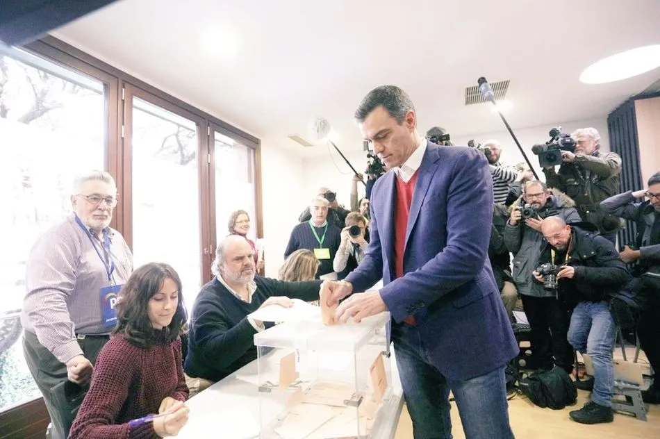 Pedro Sánchez, presidente del Gobierno en funciones ejerciendo su derecho al voto este domingo. Foto: @PSOE