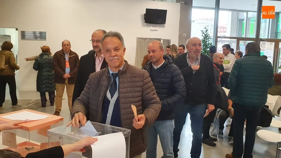 José Antonio Mirón, candidato de Cs al Congreso por Salamanca, en el momento de votar