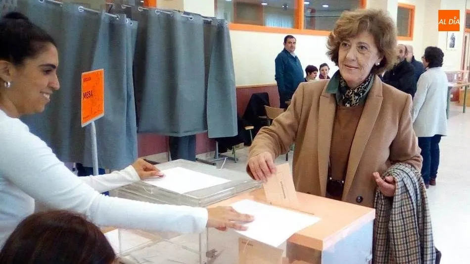 Isabel Muñoz, candidata al Congreso por Unidas Podemos en Salamanca, en el momento de votar en el Colegio San Estanislao de Kotska