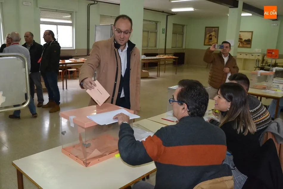 PP y PSOE animan en el tranquilo arranque de la nueva jornada electoral a acudir a votar  
