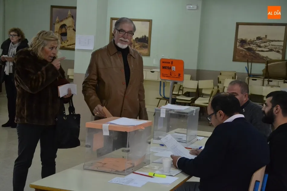 Foto 8 - PP y PSOE animan en el tranquilo arranque de la nueva jornada electoral a acudir a votar  
