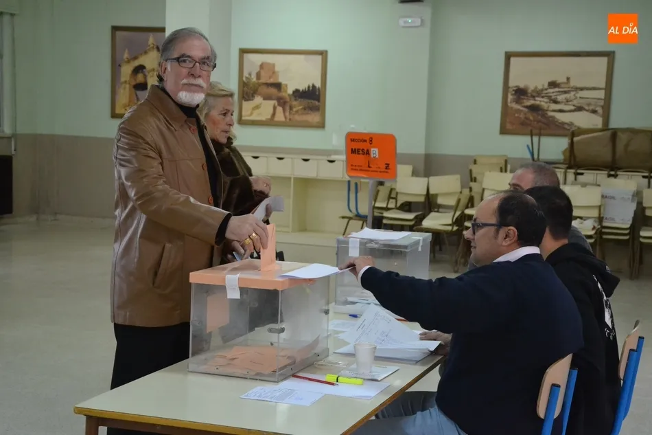Foto 7 - PP y PSOE animan en el tranquilo arranque de la nueva jornada electoral a acudir a votar  