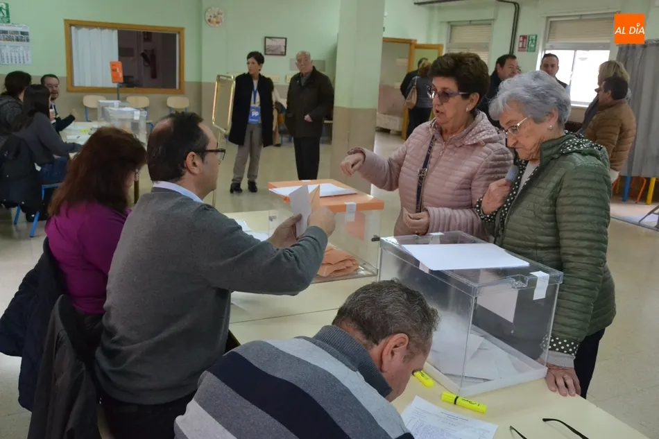 Foto 10 - PP y PSOE animan en el tranquilo arranque de la nueva jornada electoral a acudir a votar  