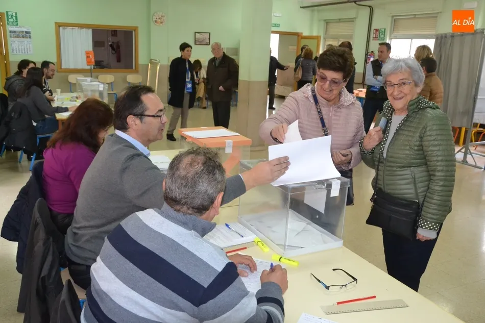Foto 9 - PP y PSOE animan en el tranquilo arranque de la nueva jornada electoral a acudir a votar  